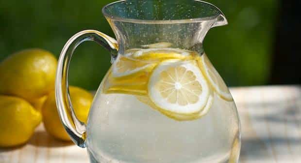 Avantages du jus de citron et eau chaude le matin